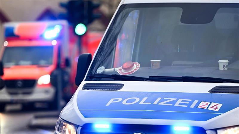 Die Schwerverletzten wurden vom Rettungsdienst versorgt, die Unfallstelle von der Polizei gesichert. (Symbolbild)