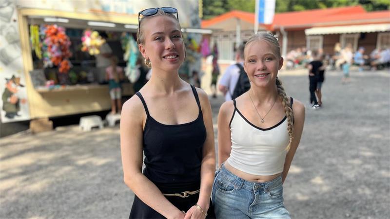 Vogel, Bogen, Keiler: Harsefelds Nachwuchs zeigt sich zielsicher Die Schwestern Julia (rechts) und Elisabeth Samhuber kommen jedes Jahr auf das Harsefelder Schützenfest.