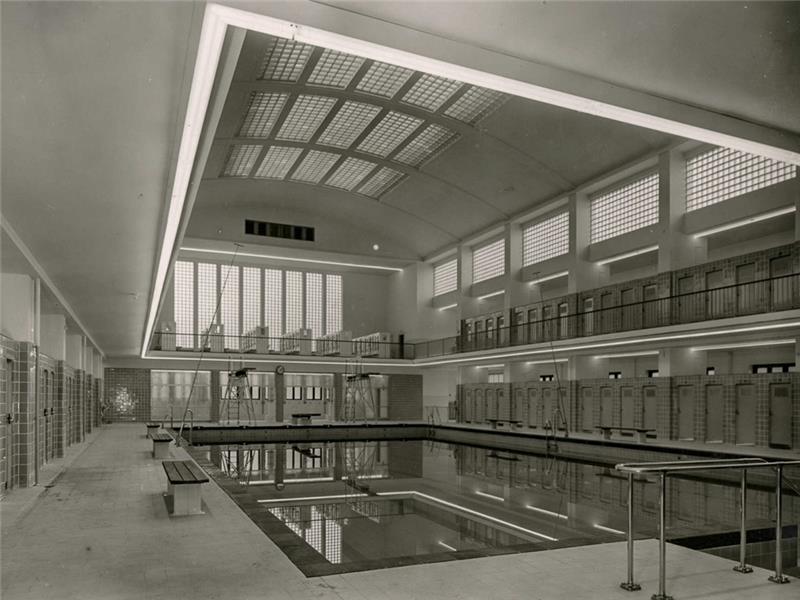 Die Schwimmhalle entstand Anfang der 1950er Jahre. Hier zogen Generationen von Harburgern ihre Bahnen oder erlernten das Schwimmen.