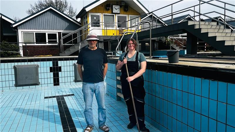 Die Schwimmmeister Andreas Klar und Hannah Andreasson bereiten das Schwimmerbecken auf den Betrieb vor.