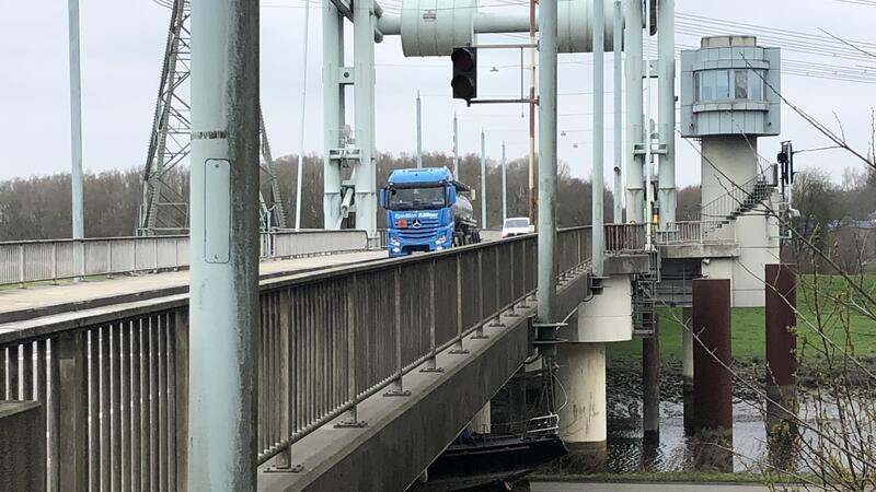 Die Schwinge-Klappbrücke im Verlauf der L111 in Stade.