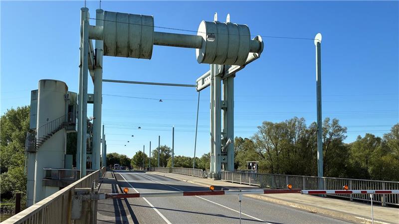 Die Schwingebrücke ist dicht. Die Folge: Auf der L111, einer wichtigen Verkehrsachse in Stade, ist für den Verkehr am Freitagmorgen kein Durchkommen.