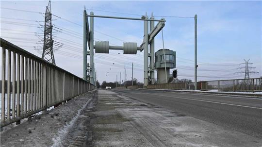 Ein Auto fährt über die Schwingebrücke.