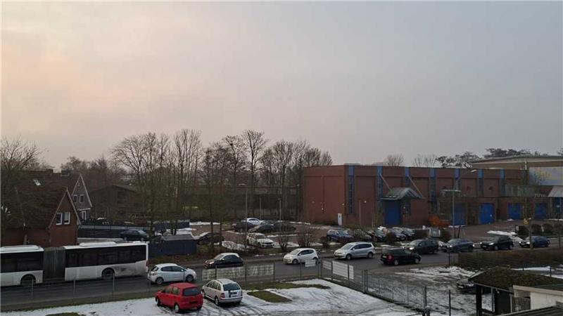 Die Schwingeklappbrücke in Stade ist aufgrund eines Warnstreiks am Dienstag erneut nicht passierbar. Das sorgt auf der Glückstädter Straße für Stau.