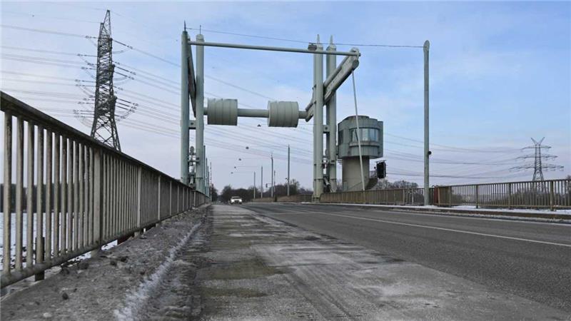 Die Schwingeklappbrücke in Stade war wegen Warnstreiks in den vergangenen Wochen mehrfach gesperrt.