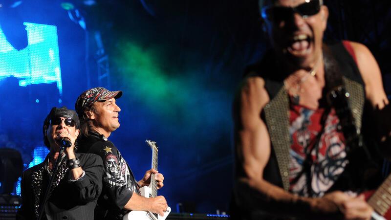 Die Scorpions um Sänger Klaus Meine (links) spielen 2024 neben Suzi Quatro als klassische Rockvertreter auf dem Wacken Open Air.