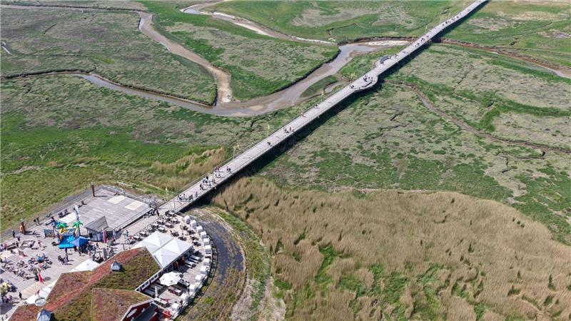 100 Jahre Seebrücke: Feier für St. Peter-Ordings Wahrzeichen Die Seebrücke ist 1,9 Kilometer lang und eines der Wahrzeichen des Ortes.