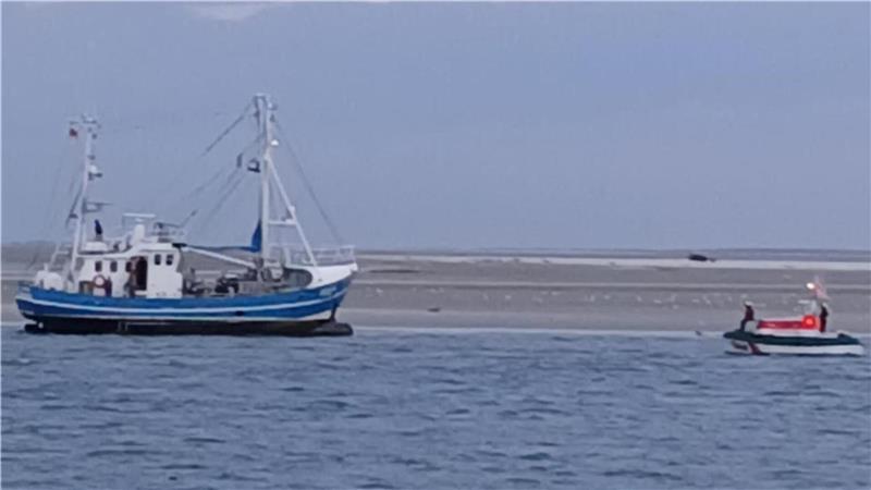 Die Seenotretter der Station Hooksiel haben am Donnerstag drei Fischer aus Fedderwardersiel und deren Kutter aus einer misslichen Lage befreit. 