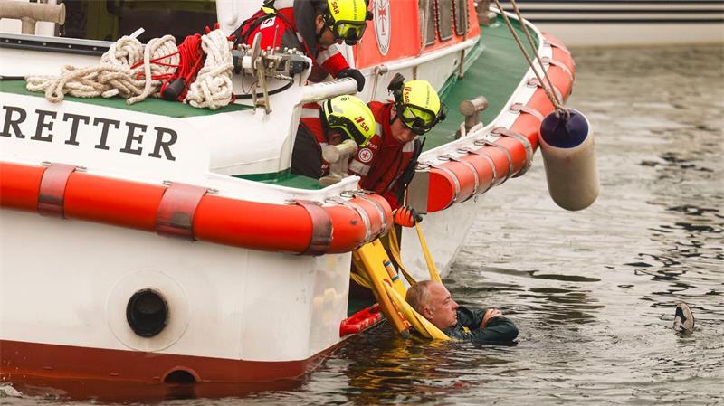 Tag der Seenotretter lockt zahlreiche Besucher an Die Seenotretter führten Übungen vor.