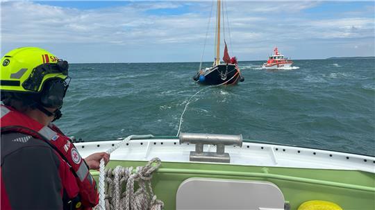 Die Seenotretter haben am Wochenende vor Travemünde drei Segler gerettet.