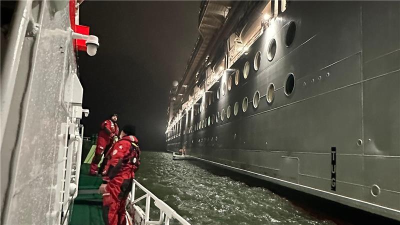 Die Seenotretter haben eine Frau, die medizinische Hilfe brauchte, von einem Kreuzfahrtschiff geholt und ans Festland gebracht.
