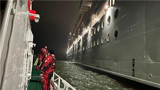 Die Seenotretter haben eine Frau, die medizinische Hilfe brauchte, von einem Kreuzfahrtschiff geholt und ans Festland gebracht.