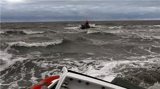 Die Seenotretter haben zwei Männer auf der Nordsee gerettet.