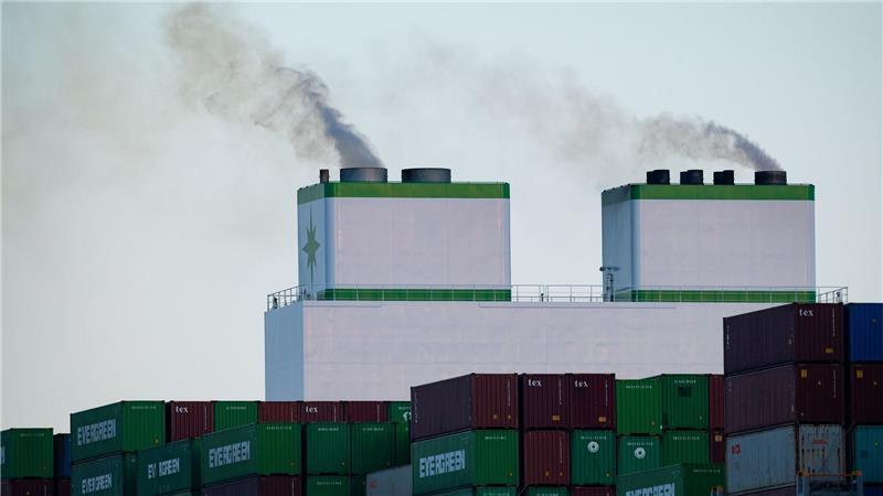 Reeder und Nabu pochen auf Klimaschutz-Einigung in London Die Seeschifffahrt soll bis etwa 2050 klimaneutral werden.
