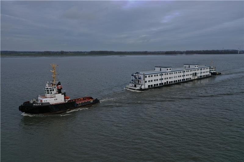 Die Seeschlepper „Wulf 9“ und „Wulf 4“ mit dem Wohnschiff aus dem Harburger Hafen unterwegs nach Cuxhaven. Fotos: Hauschildt, Lepél, Lenthe