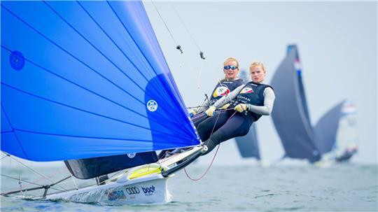 Die Seglerinnen Marla Bergmann und Hanna Wille bei der Kieler Woche.