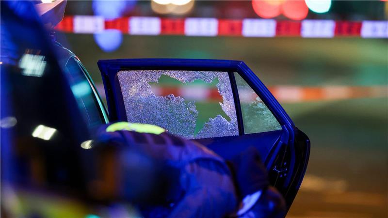 Die Seitenscheibe des Fluchtwagens ist zerborsten.