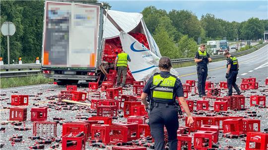 Die Seitenwand des Lkw ist während der Fahrt auf der A7 aufgerissen.