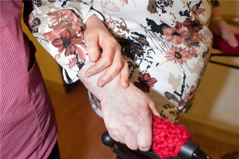 Wieso Pflegebedürftige in Hamburger Heimen jetzt mehr zahlen müssen Die Selbstbeteiligung für Pflegeheimbewohner in Hamburg steigt. Foto: Klaus-Dietmar Gabbert/dpa-tmn