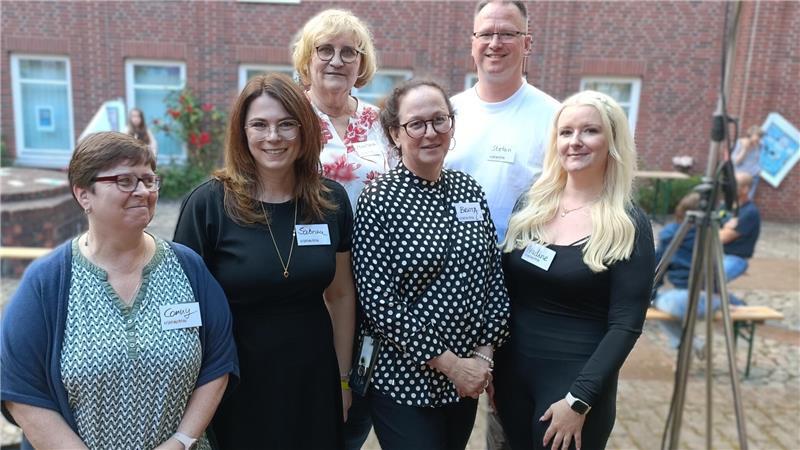 Wie war es in Stade? Die Lange Nacht im großen TAGEBLATT-Check Die Selbsthilfekontaktstelle Stade um Britta Lambers (Mitte) und Sabrina Schmidt (Zweite von links).