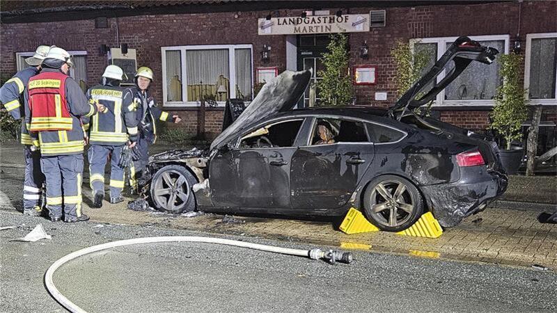 Die Selsinger Feuerwehr löschte den brennenden Pkw. Ein 53-Jähriger steht im Verdacht, einen Molotowcocktail auf das Fahrzeug geworfen zu haben.