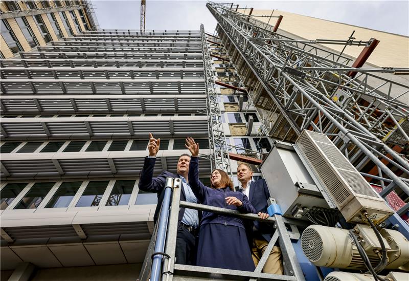 „Philosophenturm“ wird später fertig und teurer als geplant Die Senatoren Fegebank (Grüne) und Dressel (links) auf Baustellenbesichtigung am Philosophenturm.