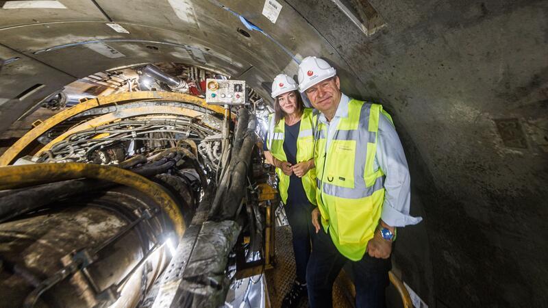 Die Senatoren für Wissenschaft und für Umwelt, Katharina Fegebank und Jens Kerstan, sind mit dem Baufortschritt beim neuen Hamburger Fernwärmetunnel zufrieden.