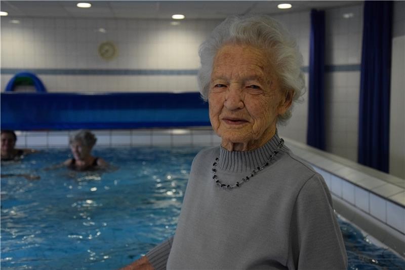 Die Seniorin Margot Damrot feiert am Sonnabend ihren 100. Geburtstag und wünscht sich für die Zukunft, noch einmal in der Seniorenresidenz schwimmen zu können. Foto: Albus