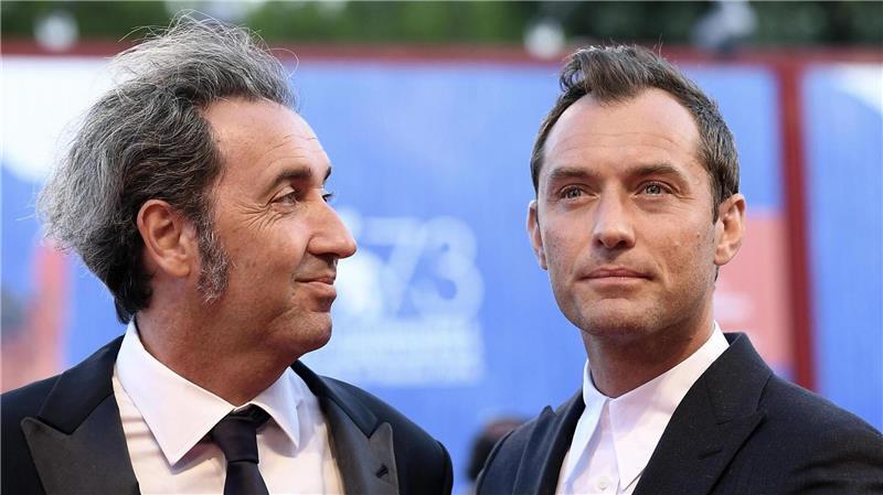 Papst aus den USA? In Serie mit Jude Law durchexerziert Die Serie „The Young Pope“ wurde 2016 bei den Filmfestspielen in Venedig vorgestellt - hier Regisseur Paolo Sorrentino (links) und der Hauptdarsteller Jude Law.