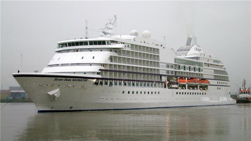 Die Seven Seas Navigator“ in einem Hafen. Das Schiff wird zu einer Residenz für Betuchte.