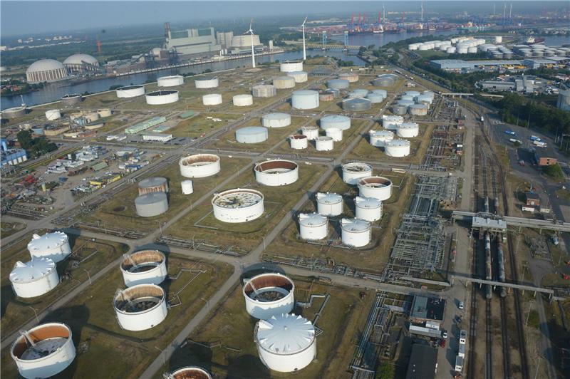 Die Shell Raffinerie Hamburg-Harburg mit den riesigen Öltanks ist im Hafen zu sehen. Das Tanklager der Deutschen Shell in Hamburg-Harburg muss dem Bau der A26 Ost weichen. Foto: Marcus Brandt/dpa