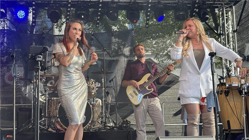 Altstadtfest Stade: So ging’s am Samstagabend in die heiße Phase Die Shiny Funky Souls treten am Samstagabend am Pferdemarkt auf.