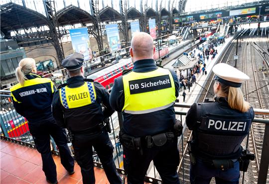 Die Sicherheit am Hamburger Hauptbahnhof soll durch mehr Präsenz der Behörden verbessert werden. Foto: Bockwoldt/dpa