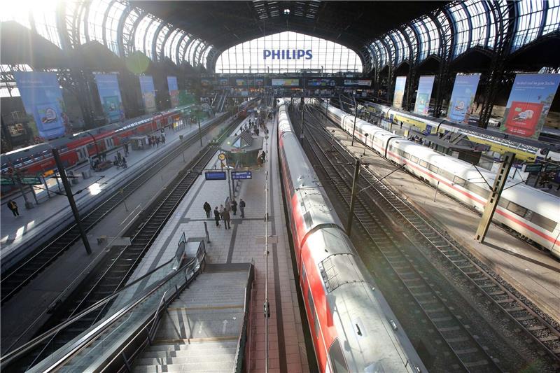 Die Sicherheit am Hamburger Hauptbahnhof soll mit mehr Präsenz der Behörden verbessert werden. Foto: Bodo Marks/dpa