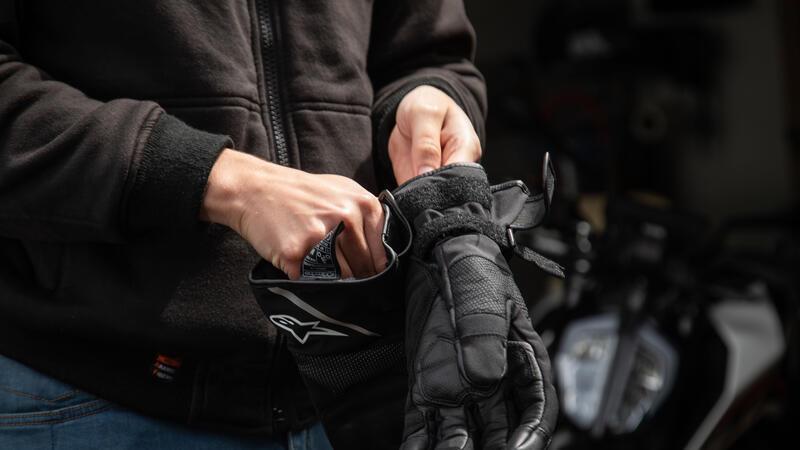Schwerer Unfall auf A1: Motorradfahrer gegen Schutzplanke geschleudert Die Sicherheit in eigene Hände legen: Geeignete Schutzausrüstung kann Verletzungen minimieren helfen.