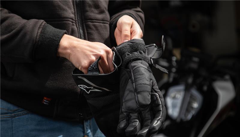 Autofahrerin übersieht Motorradfahrerin - 33-Jährige schwer verletzt Die Sicherheit in eigene Hände legen: Geeignete Schutzausrüstung kann Verletzungen minimieren helfen.