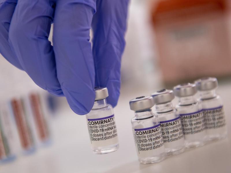 Die Sieben-Tage-Inzidenz sinkt im Landkreis Stade am Sonnabend. Eine Impfaktion in Buxtehude findet während des verkaufsoffenen Sonntags statt. Foto: Lennart Preiss/dpa/Symbolbild