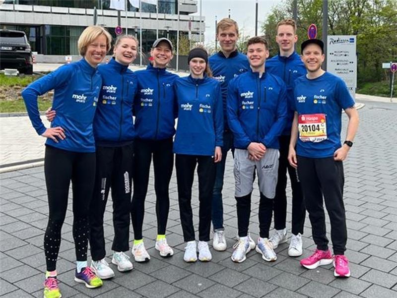 Fischer-Mohr-Laufteam lässt beim Hamburg-Marathon die Konkurrenz hinter sich Die Sieger-Teams: Anna Wulf, Emily Haase, Svea Timm und Nele Wellbrock sowie Philipp Grotrian, Daniel Hahn, Max Schröter und Tobias Hahn (von links).