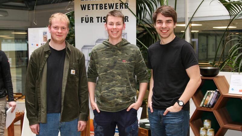 Tischler-Azubis gewinnen Wettbewerb „Die Gute Form“ Die Sieger der drei Jahrgänge: Lasse Winter, Jacob Bluschke und Sebastian Hedicke (von links).