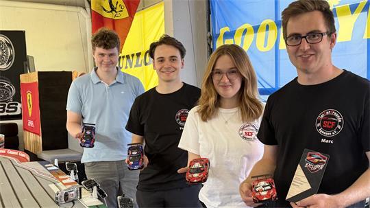 Die Sieger mit ihren Modellautos (von links): Mike Schoof, Tobias Trzoska und die Geschwister Sarah und Marc Rochow.