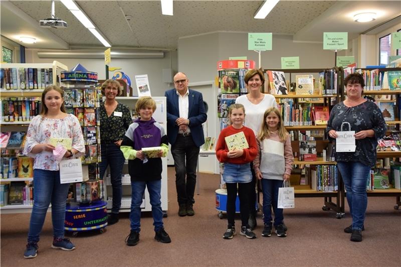Das sind die schönsten Leseorte der Altländer Die Sieger vom Fotowettbewerb und Sommerrätsel mit Büchereileiterin Petra Abel (zweite von links) und Samtgemeinde-Bürgermeister Michael Gosch (Mitte). Foto: Battmer
