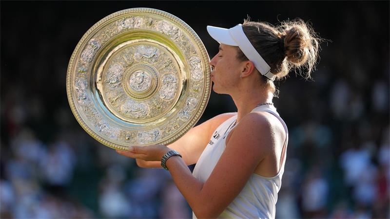 Die Siegerin Linda Noskova küsst die Trophäe nach dem Finale in Wimbledon.