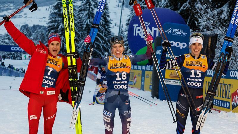 Die Siegerin Sophia Laukli (M), Heidi Weng (l) und Delphine Claudel jubeln nach dem Rennen.