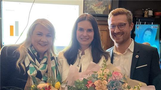 Die Siegerin Vanessa Zobel (Mitte) und die Gratulanten: Melanie Reinecke, Kreisvorsitzende der Stader CDU, und Dirk Stelling. Er ist stellvertretender Kreisvorsitzender in Rotenburg.