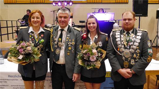 Menschen in Uniformen eines Schützenvereins stehen nebeneinander.