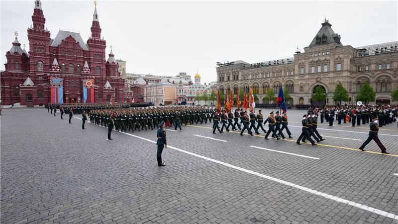 Putin bringt Altkanzler Schröder als Vermittler ins Gespräch Die Siegesparade in der russischen Hauptstadt verlief störungsfrei.