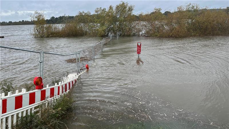 Sturmflut nagt kräftig am ungeschützten Deich in Jork-Hinterbrack Die Siel-Baustelle in Hinterbrack steht unter Wasser.