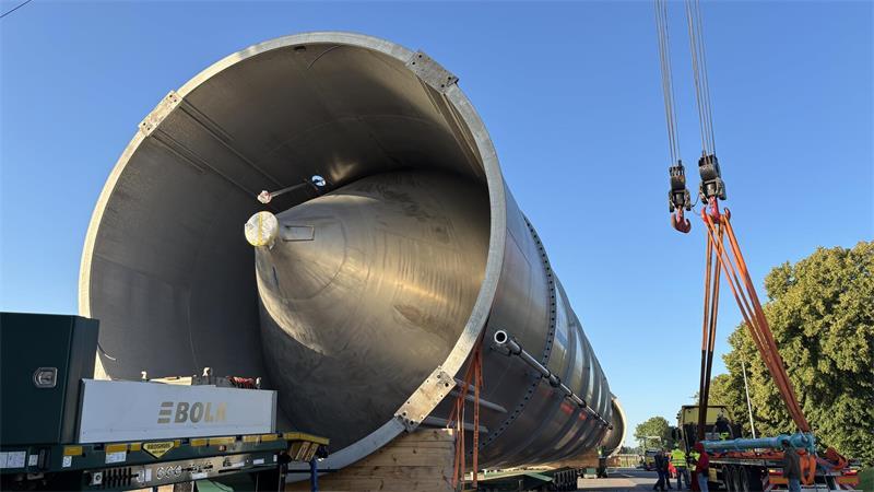 Die Silos sind zwischen 36 und 28 Meter lang und wiegen etwa 35 Tonnen. Die Transporthöhe beträgt acht Meter.