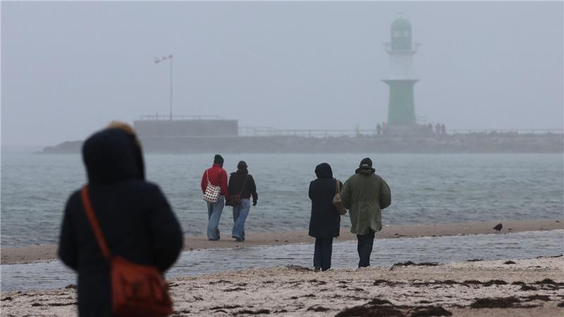 Die Silvesternacht und Neujahr bringen im Norden Regen, Wind und vereinzelt Schnee. (Symbolbild)