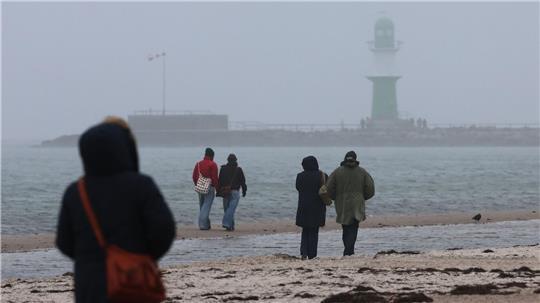 Die Silvesternacht und Neujahr bringen im Norden Regen, Wind und vereinzelt Schnee. (Symbolbild)